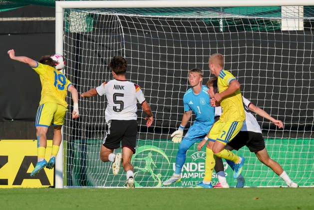 Vitaliy Hlyut (Ukraine) erzielt mit diesem Kopfball vorbei an Torhueter Florian Hellstern (Germany) das Tor zum 1:0, UEFA European Under-19 Championship 2026 Semi-final, Ukraine v Germany, Racecourse Ground am 08. July 2026 in Wrexham, Vereinigtes Königreich. (Foto von Marco Steinbrenner DeFodi Images) Vitaliy Hlyut (Ukraine) scored the goal to make it 1-0 with this header past goalkeeper Florian Hellstern (Germany), UEFA European Under-19 Championship 2026 Semi-final, Ukraine v Germany, Racecourse Ground, July 8, 2026 in Wrexham, United Kingdom. (Photo by Marco Steinbrenner DeFodi Images) - *** Vitaliy Hlyut of Ukraine scores the goal to make it 1–0 with this header past goalkeeper Florian Hellstern of Germany, 2026 UEFA European Under-19 Championship Semifinal, Ukraine vs. Germany, Racecourse Ground on July 8, 2026, in Wrexham, United Kingdom. Photo by Marco Steinbrenner, DeFodi Images. Vitaliy Hlyut of Ukraine scored the goal to make it 1–0 with this header past goalkeeper Florian Hellstern of Germany, UEFA European Under-19 Championship 2026 Semifinal, Ukraine vs. Germany, Racecourse Ground, July 8, 2026, in Wrexham, United Kingdom. Photo by Marco Steinbrenner, DeFodi Images