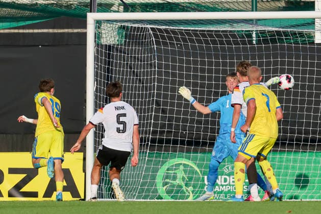 Vitaliy Hlyut (Ukraine) erzielt mit diesem Kopfball vorbei an Torhueter Florian Hellstern (Germany) das Tor zum 1:0, UEFA European Under-19 Championship 2026 Semi-final, Ukraine v Germany, Racecourse Ground am 08. July 2026 in Wrexham, Vereinigtes Königreich. (Foto von Marco Steinbrenner DeFodi Images) Vitaliy Hlyut (Ukraine) scored the goal to make it 1-0 with this header past goalkeeper Florian Hellstern (Germany), UEFA European Under-19 Championship 2026 Semi-final, Ukraine v Germany, Racecourse Ground, July 8, 2026 in Wrexham, United Kingdom. (Photo by Marco Steinbrenner DeFodi Images) - *** Vitaliy Hlyut of Ukraine scores the goal to make it 1–0 with this header past goalkeeper Florian Hellstern of Germany, 2026 UEFA European Under-19 Championship Semifinal, Ukraine vs. Germany, Racecourse Ground on July 8, 2026, in Wrexham, United Kingdom. Photo by Marco Steinbrenner, DeFodi Images. Vitaliy Hlyut of Ukraine scored the goal to make it 1–0 with this header past goalkeeper Florian Hellstern of Germany, UEFA European Under-19 Championship 2026 Semifinal, Ukraine vs. Germany, Racecourse Ground, July 8, 2026, in Wrexham, United Kingdom. Photo by Marco Steinbrenner, DeFodi Images