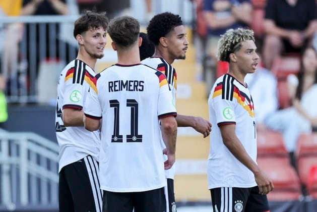 Otto Stange (Germany) bejubelt seinen Treffer mit den Teamkollegen, UEFA European Under-19 Championship 2026 Semi-final, Ukraine v Germany, Racecourse Ground am 08. July 2026 in Wrexham, Vereinigtes Königreich. (Foto von Marco Steinbrenner DeFodi Images) Otto Stange (Germany) controls the ball, UEFA European Under-19 Championship 2026 Semi-final, Ukraine v Germany, Racecourse Ground, July 8, 2026 in Wrexham, United Kingdom. (Photo by Marco Steinbrenner DeFodi Images) - *** Otto Stange of Germany celebrates his goal with his teammates, 2026 UEFA European Under-19 Championship Semifinal, Ukraine vs. Germany, Racecourse Ground on July 8, 2026, in Wrexham, United Kingdom. Photo by Marco Steinbrenner, DeFodi Images. Otto Stange of Germany controls the ball, UEFA European Under-19 Championship 2026 Semifinal, Ukraine vs. Germany, Racecourse Ground, July 8, 2026, in Wrexham, United Kingdom. Photo by Marco Steinbrenner, DeFodi Images