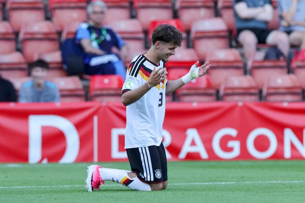 Otto Stange (Germany) bejubelt seinen Treffer zum 1:1, UEFA European Under-19 Championship 2026 Semi-final, Ukraine v Germany, Racecourse Ground am 08. July 2026 in Wrexham, Vereinigtes Königreich. (Foto von Marco Steinbrenner DeFodi Images) Otto Stange (Germany) celebrates after scoring his teams first goal, UEFA European Under-19 Championship 2026 Semi-final, Ukraine v Germany, Racecourse Ground, July 8, 2026 in Wrexham, United Kingdom. (Photo by Marco Steinbrenner DeFodi Images) - *** Otto Stange of Germany celebrates his goal to make it 1–1 in the 2026 UEFA European Under-19 Championship semifinal between Ukraine and Germany, Racecourse Ground on July 8, 2026, in Wrexham, United Kingdom. Photo by Marco Steinbrenner, DeFodi Images. Otto Stange of Germany celebrates after scoring his team’s first goal, UEFA European Under-19 Championship 2026 Semifinal, Ukraine vs. Germany, Racecourse Ground, July 8, 2026, in Wrexham, United Kingdom. Photo by Marco Steinbrenner, DeFodi Images