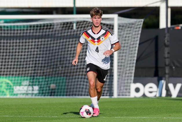Mick Schmetgens (Germany) kontrolliert den Ball, UEFA European Under-19 Championship 2026 Semi-final, Ukraine v Germany, Racecourse Ground am 08. July 2026 in Wrexham, Vereinigtes Königreich. (Foto von Marco Steinbrenner DeFodi Images) Mick Schmetgens (Germany) controls the ball, UEFA European Under-19 Championship 2026 Semi-final, Ukraine v Germany, Racecourse Ground, July 8, 2026 in Wrexham, United Kingdom. (Photo by Marco Steinbrenner DeFodi Images) - *** Mick Schmetgens of Germany controls the ball, 2026 UEFA European Under-19 Championship Semifinal, Ukraine vs. Germany, Racecourse Ground on July 8, 2026, in Wrexham, United Kingdom. Photo by Marco Steinbrenner, DeFodi Images. Mick Schmetgens of Germany controls the ball, 2026 UEFA European Under-19 Championship Semifinal, Ukraine vs. Germany, Racecourse Ground, July 8, 2026, in Wrexham, United Kingdom. Photo by Marco Steinbrenner, DeFodi Images