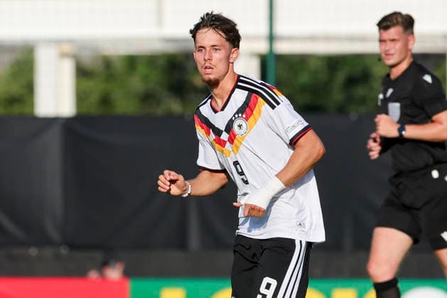 Otto Stange (Germany) schaut, UEFA European Under-19 Championship 2026 Semi-final, Ukraine v Germany, Racecourse Ground am 08. July 2026 in Wrexham, Vereinigtes Königreich. (Foto von Marco Steinbrenner DeFodi Images) Otto Stange (Germany) looks on, UEFA European Under-19 Championship 2026 Semi-final, Ukraine v Germany, Racecourse Ground, July 8, 2026 in Wrexham, United Kingdom. (Photo by Marco Steinbrenner DeFodi Images) - *** Otto Stange of Germany watches, 2026 UEFA European Under-19 Championship Semifinal, Ukraine vs. Germany, Racecourse Ground on July 8, 2026, in Wrexham, United Kingdom Photo by Marco Steinbrenner DeFodi Images Otto Stange of Germany looks on, UEFA European Under-19 Championship 2026 Semifinal, Ukraine vs. Germany, Racecourse Ground, July 8, 2026, in Wrexham, United Kingdom. Photo by Marco Steinbrenner, DeFodi Images