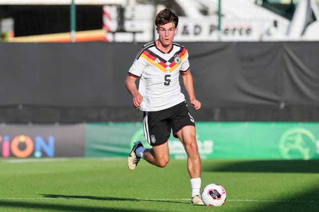 Ben Nink (Germany) kontrolliert den Ball, UEFA European Under-19 Championship 2026 Semi-final, Ukraine v Germany, Racecourse Ground am 08. July 2026 in Wrexham, Vereinigtes Königreich. (Foto von Marco Steinbrenner DeFodi Images) Ben Nink (Germany) controls the ball, UEFA European Under-19 Championship 2026 Semi-final, Ukraine v Germany, Racecourse Ground, July 8, 2026 in Wrexham, United Kingdom. (Photo by Marco Steinbrenner DeFodi Images) - *** Ben Nink (Germany) controls the ball, 2026 UEFA European Under-19 Championship Semifinal, Ukraine vs. Germany, Racecourse Ground on July 8, 2026, in Wrexham, United Kingdom Photo by Marco Steinbrenner DeFodi Images Ben Nink (Germany) controls the ball, 2026 UEFA European Under-19 Championship Semifinal, Ukraine vs. Germany, Racecourse Ground, July 8, 2026, in Wrexham, United Kingdom. Photo by Marco Steinbrenner, DeFodi Images