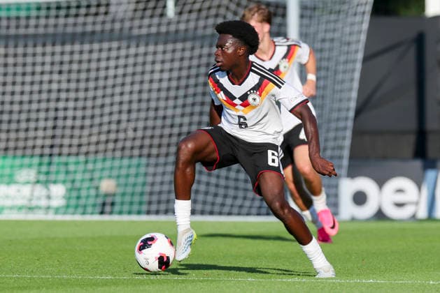 Boris Lum (Germany) kontrolliert den Ball, UEFA European Under-19 Championship 2026 Semi-final, Ukraine v Germany, Racecourse Ground am 08. July 2026 in Wrexham, Vereinigtes Königreich. (Foto von Marco Steinbrenner DeFodi Images) Boris Lum (Germany) controls the ball, UEFA European Under-19 Championship 2026 Semi-final, Ukraine v Germany, Racecourse Ground, July 8, 2026 in Wrexham, United Kingdom. (Photo by Marco Steinbrenner DeFodi Images) - *** Boris Lum (Germany) controls the ball, 2026 UEFA European Under-19 Championship Semifinal, Ukraine vs. Germany, Racecourse Ground on July 8, 2026, in Wrexham, United Kingdom Photo by Marco Steinbrenner DeFodi Images Boris Lum (Germany) controls the ball, 2026 UEFA European Under-19 Championship Semifinal, Ukraine vs. Germany, Racecourse Ground, July 8, 2026, in Wrexham, United Kingdom. Photo by Marco Steinbrenner, DeFodi Images