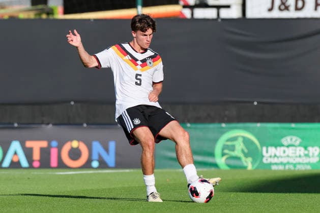 Ben Nink (Germany) kontrolliert den Ball, UEFA European Under-19 Championship 2026 Semi-final, Ukraine v Germany, Racecourse Ground am 08. July 2026 in Wrexham, Vereinigtes Königreich. (Foto von Marco Steinbrenner DeFodi Images) Ben Nink (Germany) controls the ball, UEFA European Under-19 Championship 2026 Semi-final, Ukraine v Germany, Racecourse Ground, July 8, 2026 in Wrexham, United Kingdom. (Photo by Marco Steinbrenner DeFodi Images) - *** Ben Nink (Germany) controls the ball, 2026 UEFA European Under-19 Championship Semifinal, Ukraine vs. Germany, Racecourse Ground on July 8, 2026, in Wrexham, United Kingdom Photo by Marco Steinbrenner DeFodi Images Ben Nink (Germany) controls the ball, 2026 UEFA European Under-19 Championship Semifinal, Ukraine vs. Germany, Racecourse Ground, July 8, 2026, in Wrexham, United Kingdom. Photo by Marco Steinbrenner, DeFodi Images
