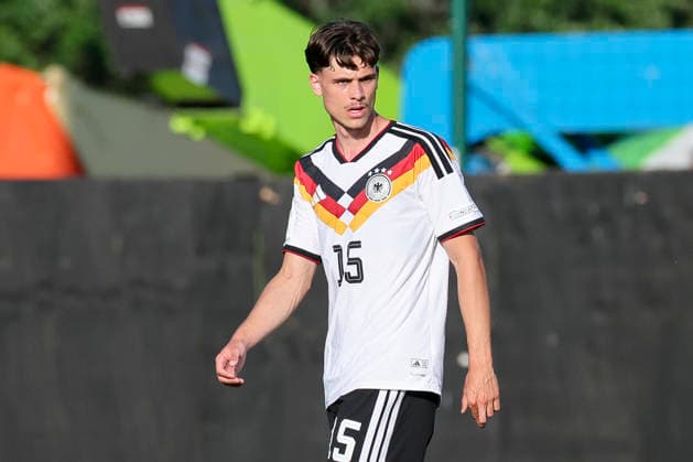 Luca Erlein (Germany) schaut, UEFA European Under-19 Championship 2026 Semi-final, Ukraine v Germany, Racecourse Ground am 08. July 2026 in Wrexham, Vereinigtes Königreich. (Foto von Marco Steinbrenner DeFodi Images) Luca Erlein (Germany) looks on, UEFA European Under-19 Championship 2026 Semi-final, Ukraine v Germany, Racecourse Ground, July 8, 2026 in Wrexham, United Kingdom. (Photo by Marco Steinbrenner DeFodi Images) - *** Luca Erlein (Germany) watches, 2026 UEFA European Under-19 Championship Semifinal, Ukraine vs. Germany, Racecourse Ground on July 8, 2026, in Wrexham, United Kingdom Photo by Marco Steinbrenner DeFodi Images Luca Erlein of Germany looks on, UEFA European Under-19 Championship 2026 Semifinal, Ukraine vs. Germany, Racecourse Ground, July 8, 2026, in Wrexham, United Kingdom. Photo by Marco Steinbrenner, DeFodi Images
