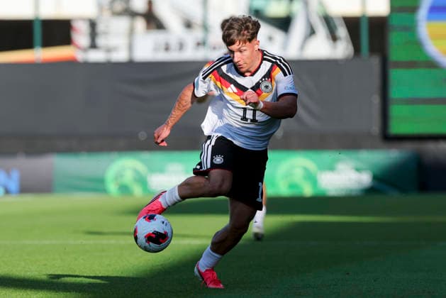 Moritz Reimers (Germany) kontrolliert den Ball, UEFA European Under-19 Championship 2026 Semi-final, Ukraine v Germany, Racecourse Ground am 08. July 2026 in Wrexham, Vereinigtes Königreich. (Foto von Marco Steinbrenner DeFodi Images) Moritz Reimers (Germany) controls the ball, UEFA European Under-19 Championship 2026 Semi-final, Ukraine v Germany, Racecourse Ground, July 8, 2026 in Wrexham, United Kingdom. (Photo by Marco Steinbrenner DeFodi Images) - *** Moritz Reimers of Germany controls the ball, 2026 UEFA European Under-19 Championship Semifinal, Ukraine vs. Germany, Racecourse Ground on July 8, 2026, in Wrexham, United Kingdom Photo by Marco Steinbrenner DeFodi Images Moritz Reimers of Germany controls the ball, 2026 UEFA European Under-19 Championship Semifinal, Ukraine vs. Germany, Racecourse Ground, July 8, 2026, in Wrexham, United Kingdom. Photo by Marco Steinbrenner, DeFodi Images