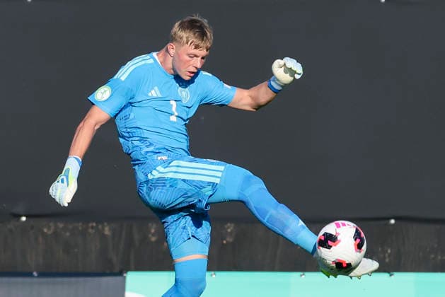 Torhueter Florian Hellstern (Germany) kontrolliert den Ball, UEFA European Under-19 Championship 2026 Semi-final, Ukraine v Germany, Racecourse Ground am 08. July 2026 in Wrexham, Vereinigtes Königreich. (Foto von Marco Steinbrenner DeFodi Images) Torhueter Florian Hellstern (Germany) controls the ball, UEFA European Under-19 Championship 2026 Semi-final, Ukraine v Germany, Racecourse Ground, July 8, 2026 in Wrexham, United Kingdom. (Photo by Marco Steinbrenner DeFodi Images) - *** Goalkeeper Florian Hellstern of Germany controls the ball, 2026 UEFA European Under-19 Championship Semifinal, Ukraine vs. Germany, Racecourse Ground on July 8, 2026, in Wrexham, United Kingdom. Photo by Marco Steinbrenner, DeFodi Images. Goalkeeper Florian Hellstern of Germany controls the ball, UEFA European Under-19 Championship 2026 Semifinal, Ukraine vs. Germany, Racecourse Ground, July 8, 2026, in Wrexham, United Kingdom. Photo by Marco Steinbrenner, DeFodi Images