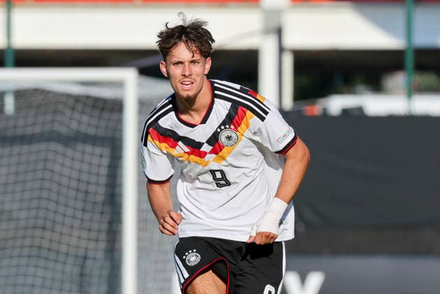 Otto Stange (Germany) schaut, UEFA European Under-19 Championship 2026 Semi-final, Ukraine v Germany, Racecourse Ground am 08. July 2026 in Wrexham, Vereinigtes Königreich. (Foto von Marco Steinbrenner DeFodi Images) Otto Stange (Germany) looks on, UEFA European Under-19 Championship 2026 Semi-final, Ukraine v Germany, Racecourse Ground, July 8, 2026 in Wrexham, United Kingdom. (Photo by Marco Steinbrenner DeFodi Images) - *** Otto Stange of Germany watches, 2026 UEFA European Under-19 Championship Semifinal, Ukraine vs. Germany, Racecourse Ground on July 8, 2026, in Wrexham, United Kingdom Photo by Marco Steinbrenner DeFodi Images Otto Stange of Germany looks on, UEFA European Under-19 Championship 2026 Semifinal, Ukraine vs. Germany, Racecourse Ground, July 8, 2026, in Wrexham, United Kingdom. Photo by Marco Steinbrenner, DeFodi Images