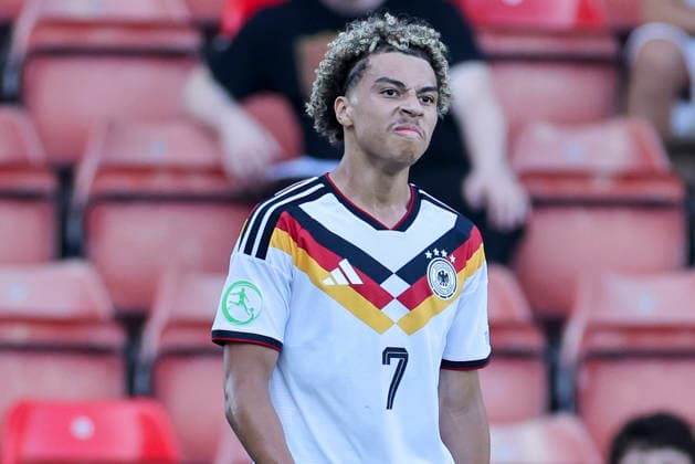 Montrell Culbreath (Germany) schaut enttaeuscht, UEFA European Under-19 Championship 2026 Semi-final, Ukraine v Germany, Racecourse Ground am 08. July 2026 in Wrexham, Vereinigtes Königreich. (Foto von Marco Steinbrenner DeFodi Images) Montrell Culbreath (Germany) looks dejected, UEFA European Under-19 Championship 2026 Semi-final, Ukraine v Germany, Racecourse Ground, July 8, 2026 in Wrexham, United Kingdom. (Photo by Marco Steinbrenner DeFodi Images) - *** Montrell Culbreath of Germany looks disappointed, 2026 UEFA European Under-19 Championship Semifinal, Ukraine vs. Germany, Racecourse Ground on July 8, 2026, in Wrexham, United Kingdom. Photo by Marco Steinbrenner, DeFodi Images. Montrell Culbreath of Germany looks dejected, UEFA European Under-19 Championship 2026 Semifinal, Ukraine vs. Germany, Racecourse Ground, July 8, 2026, in Wrexham, United Kingdom. Photo by Marco Steinbrenner, DeFodi Images