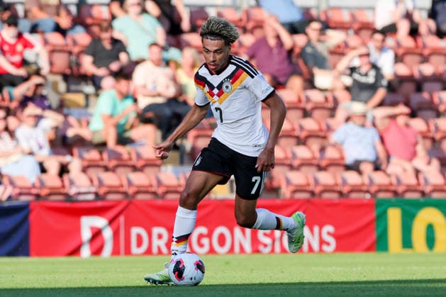Montrell Culbreath (Germany) kontrolliert den Ball, UEFA European Under-19 Championship 2026 Semi-final, Ukraine v Germany, Racecourse Ground am 08. July 2026 in Wrexham, Vereinigtes Königreich. (Foto von Marco Steinbrenner DeFodi Images) Montrell Culbreath (Germany) controls the ball, UEFA European Under-19 Championship 2026 Semi-final, Ukraine v Germany, Racecourse Ground, July 8, 2026 in Wrexham, United Kingdom. (Photo by Marco Steinbrenner DeFodi Images) - *** Montrell Culbreath (Germany) controls the ball, 2026 UEFA European Under-19 Championship Semifinal, Ukraine vs. Germany, Racecourse Ground on July 8, 2026, in Wrexham, United Kingdom. Photo by Marco Steinbrenner, DeFodi Images. Montrell Culbreath (Germany) controls the ball, 2026 UEFA European Under-19 Championship Semifinal, Ukraine vs. Germany, Racecourse Ground, July 8, 2026, in Wrexham, United Kingdom. Photo by Marco Steinbrenner, DeFodi Images