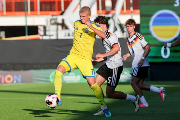 Dmytro Bohdanov (Ukraine) und Ben Nink (Germany) kaempfen um den Ball, UEFA European Under-19 Championship 2026 Semi-final, Ukraine v Germany, Racecourse Ground am 08. July 2026 in Wrexham, Vereinigtes Königreich. (Foto von Marco Steinbrenner DeFodi Images) Dmytro Bohdanov (Ukraine) und Ben Nink (Germany) battle for the ball, UEFA European Under-19 Championship 2026 Semi-final, Ukraine v Germany, Racecourse Ground, July 8, 2026 in Wrexham, United Kingdom. (Photo by Marco Steinbrenner DeFodi Images) - *** Dmytro Bohdanov (Ukraine) and Ben Nink (Germany) battle for the ball, 2026 UEFA European Under-19 Championship Semifinal, Ukraine vs. Germany, Racecourse Ground on July 8, 2026, in Wrexham, United Kingdom. Photo by Marco Steinbrenner, DeFodi Images. Dmytro Bohdanov of Ukraine and Ben Nink of Germany battle for the ball, 2026 UEFA European Under-19 Championship Semifinal, Ukraine vs. Germany, Racecourse Ground, July 8, 2026, in Wrexham, United Kingdom. Photo by Marco Steinbrenner, DeFodi Images