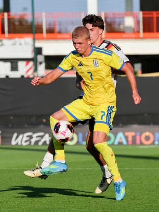 Dmytro Bohdanov (Ukraine) und Ben Nink (Germany) kaempfen um den Ball, UEFA European Under-19 Championship 2026 Semi-final, Ukraine v Germany, Racecourse Ground am 08. July 2026 in Wrexham, Vereinigtes Königreich. (Foto von Marco Steinbrenner DeFodi Images) Dmytro Bohdanov (Ukraine) und Ben Nink (Germany) battle for the ball, UEFA European Under-19 Championship 2026 Semi-final, Ukraine v Germany, Racecourse Ground, July 8, 2026 in Wrexham, United Kingdom. (Photo by Marco Steinbrenner DeFodi Images) - *** Dmytro Bohdanov (Ukraine) and Ben Nink (Germany) battle for the ball, 2026 UEFA European Under-19 Championship Semifinal, Ukraine vs. Germany, Racecourse Ground on July 8, 2026, in Wrexham, United Kingdom. Photo by Marco Steinbrenner, DeFodi Images. Dmytro Bohdanov of Ukraine and Ben Nink of Germany battle for the ball, 2026 UEFA European Under-19 Championship Semifinal, Ukraine vs. Germany, Racecourse Ground, July 8, 2026, in Wrexham, United Kingdom. Photo by Marco Steinbrenner, DeFodi Images