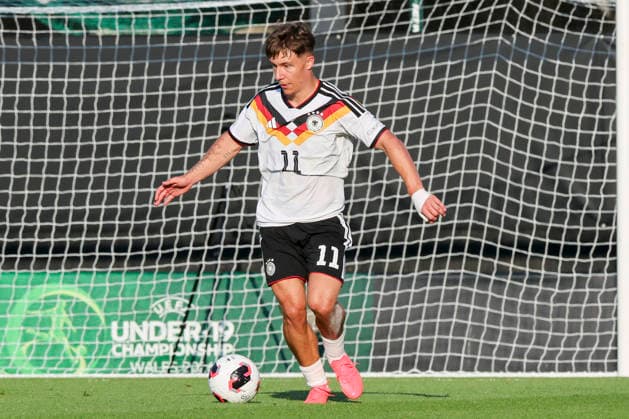 Moritz Reimers (Germany) kontrolliert den Ball, UEFA European Under-19 Championship 2026 Semi-final, Ukraine v Germany, Racecourse Ground am 08. July 2026 in Wrexham, Vereinigtes Königreich. (Foto von Marco Steinbrenner DeFodi Images) Moritz Reimers (Germany) controls the ball, UEFA European Under-19 Championship 2026 Semi-final, Ukraine v Germany, Racecourse Ground, July 8, 2026 in Wrexham, United Kingdom. (Photo by Marco Steinbrenner DeFodi Images) - *** Moritz Reimers of Germany controls the ball, 2026 UEFA European Under-19 Championship Semifinal, Ukraine vs. Germany, Racecourse Ground on July 8, 2026, in Wrexham, United Kingdom Photo by Marco Steinbrenner DeFodi Images Moritz Reimers (Germany) controls the ball, 2026 UEFA European Under-19 Championship Semifinal, Ukraine vs. Germany, Racecourse Ground, July 8, 2026, in Wrexham, United Kingdom. Photo by Marco Steinbrenner, DeFodi Images