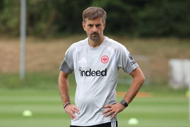 2026.07.08 xjfx Trainingsauftakt 1.Bundesliga Team Eintracht Frankfurt Frauen v.l., headcoach Niko Arnautis (Eintracht Frankfurt) (DFL DFB REGULATIONS PROHIBIT ANY USE OF PHOTOGRAPHS as IMAGE SEQUENCES and or QUASI-VIDEO) *** July 8, 2026 xjfx Training Kickoff 1 Bundesliga Team Eintracht Frankfurt Women v l, Head Coach Niko Arnautis Eintracht Frankfurt DFL DFB REGULATIONS PROHIBIT ANY USE OF PHOTOGRAPHS AS IMAGE SEQUENCES AND OR QUASI-VIDEO Copyright: HMBxMedia JoaquimxFerreira