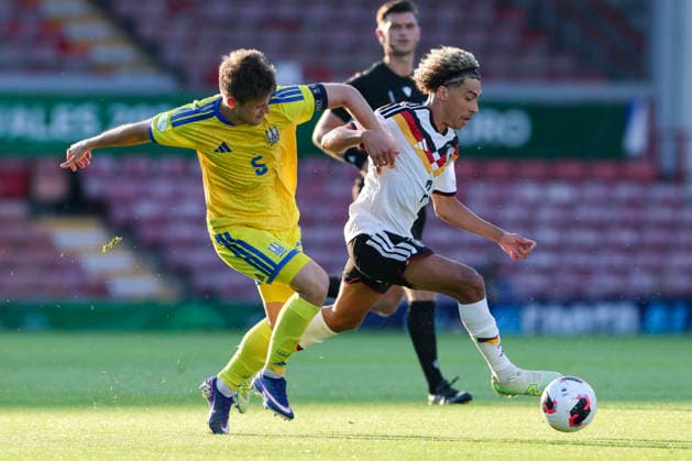 Oleksandr Soroka (Ukraine) und Montrell Culbreath (Germany) kaempfen um den Ball, UEFA European Under-19 Championship 2026 Semi-final, Ukraine v Germany, Racecourse Ground am 08. July 2026 in Wrexham, Vereinigtes Königreich. (Foto von Marco Steinbrenner DeFodi Images) Oleksandr Soroka (Ukraine) und Montrell Culbreath (Germany) battle for the ball, UEFA European Under-19 Championship 2026 Semi-final, Ukraine v Germany, Racecourse Ground, July 8, 2026 in Wrexham, United Kingdom. (Photo by Marco Steinbrenner DeFodi Images) - *** Oleksandr Soroka (Ukraine) and Montrell Culbreath (Germany) battle for the ball, 2026 UEFA European Under-19 Championship Semifinal, Ukraine vs. Germany, Racecourse Ground on July 8, 2026, in Wrexham, United Kingdom. Photo by Marco Steinbrenner, DeFodi Images. Oleksandr Soroka (Ukraine) and Montrell Culbreath (Germany) battle for the ball, 2026 UEFA European Under-19 Championship Semifinal, Ukraine vs. Germany, Racecourse Ground, July 8, 2026, in Wrexham, United Kingdom. Photo by Marco Steinbrenner, DeFodi Images