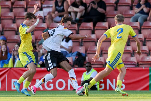 Vitaliy Hlyut (Ukraine), Otto Stange (Germany) und Yurii Kokodyniak (Ukraine) kaempfen um den Ball, UEFA European Under-19 Championship 2026 Semi-final, Ukraine v Germany, Racecourse Ground am 08. July 2026 in Wrexham, Vereinigtes Königreich. (Foto von Marco Steinbrenner DeFodi Images) Vitaliy Hlyut (Ukraine), Otto Stange (Germany) und Yurii Kokodyniak (Ukraine) battle for the ball, UEFA European Under-19 Championship 2026 Semi-final, Ukraine v Germany, Racecourse Ground, July 8, 2026 in Wrexham, United Kingdom. (Photo by Marco Steinbrenner DeFodi Images) - *** Vitaliy Hlyut (Ukraine), Otto Stange (Germany), and Yurii Kokodyniak (Ukraine) battle for the ball during the 2026 UEFA European Under-19 Championship semifinal between Ukraine and Germany at Racecourse Ground on July 8, 2026, in Wrexham, United Kingdom. Photo by Marco Steinbrenner, DeFodi Images. Vitaliy Hlyut (Ukraine), Otto Stange (Germany), and Yurii Kokodyniak (Ukraine) battle for the ball during the 2026 UEFA European Under-19 Championship semifinal between Ukraine and Germany at Racecourse Ground, July 8, 2026, in Wrexham, United Kingdom. Photo by Marco Steinbrenner, DeFodi Images