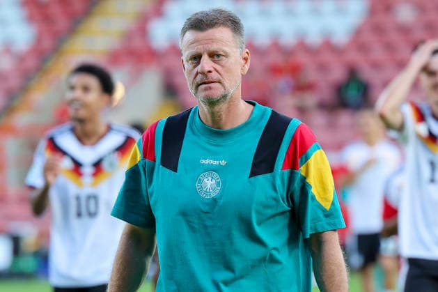 Trainer Christian Woerns (Germany) schaut, UEFA European Under-19 Championship 2026 Semi-final, Ukraine v Germany, Racecourse Ground am 08. July 2026 in Wrexham, Vereinigtes Königreich. (Foto von Marco Steinbrenner DeFodi Images) Trainer Christian Woerns (Germany) looks on, UEFA European Under-19 Championship 2026 Semi-final, Ukraine v Germany, Racecourse Ground, July 8, 2026 in Wrexham, United Kingdom. (Photo by Marco Steinbrenner DeFodi Images) - *** Coach Christian Woerns of Germany watches, 2026 UEFA European Under-19 Championship Semifinal, Ukraine vs. Germany, Racecourse Ground on July 8, 2026, in Wrexham, United Kingdom. Photo by Marco Steinbrenner, DeFodi Images. Coach Christian Woerns of Germany looks on during the 2026 UEFA European Under-19 Championship semifinal between Ukraine and Germany at Racecourse Ground, July 8, 2026, in Wrexham, United Kingdom. Photo by Marco Steinbrenner, DeFodi Images