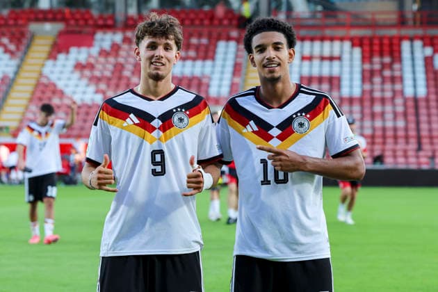 Otto Stange (Germany) und Francis Onyeka (Germany) jubeln, UEFA European Under-19 Championship 2026 Semi-final, Ukraine v Germany, Racecourse Ground am 08. July 2026 in Wrexham, Vereinigtes Königreich. (Foto von Marco Steinbrenner DeFodi Images) Otto Stange (Germany) und Francis Onyeka (Germany) cheer, UEFA European Under-19 Championship 2026 Semi-final, Ukraine v Germany, Racecourse Ground, July 8, 2026 in Wrexham, United Kingdom. (Photo by Marco Steinbrenner DeFodi Images) - *** Otto Stange (Germany) and Francis Onyeka (Germany) celebrate, 2026 UEFA European Under-19 Championship Semifinal, Ukraine vs. Germany, Racecourse Ground on July 8, 2026, in Wrexham, United Kingdom. Photo by Marco Steinbrenner, DeFodi Images. Otto Stange (Germany) and Francis Onyeka (Germany) cheer, 2026 UEFA European Under-19 Championship Semifinal, Ukraine vs. Germany, Racecourse Ground, July 8, 2026, in Wrexham, United Kingdom. Photo by Marco Steinbrenner, DeFodi Images