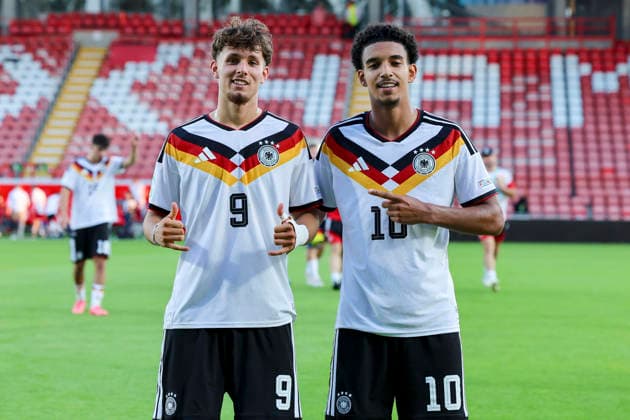 Otto Stange (Germany) und Francis Onyeka (Germany) jubeln, UEFA European Under-19 Championship 2026 Semi-final, Ukraine v Germany, Racecourse Ground am 08. July 2026 in Wrexham, Vereinigtes Königreich. (Foto von Marco Steinbrenner DeFodi Images) Otto Stange (Germany) und Francis Onyeka (Germany) cheer, UEFA European Under-19 Championship 2026 Semi-final, Ukraine v Germany, Racecourse Ground, July 8, 2026 in Wrexham, United Kingdom. (Photo by Marco Steinbrenner DeFodi Images) - *** Otto Stange (Germany) and Francis Onyeka (Germany) celebrate, 2026 UEFA European Under-19 Championship Semifinal, Ukraine vs. Germany, Racecourse Ground on July 8, 2026, in Wrexham, United Kingdom. Photo by Marco Steinbrenner, DeFodi Images. Otto Stange (Germany) and Francis Onyeka (Germany) cheer, 2026 UEFA European Under-19 Championship Semifinal, Ukraine vs. Germany, Racecourse Ground, July 8, 2026, in Wrexham, United Kingdom. Photo by Marco Steinbrenner, DeFodi Images