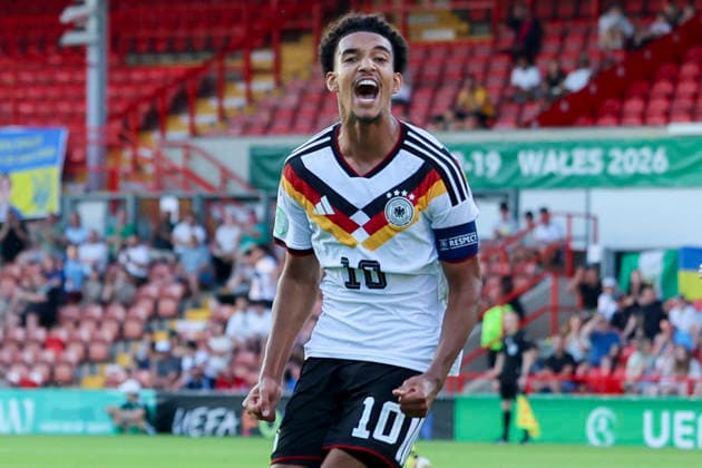 Francis Onyeka (Germany) bejubelt seinen Treffer zum 1:2, UEFA European Under-19 Championship 2026 Semi-final, Ukraine v Germany, Racecourse Ground am 08. July 2026 in Wrexham, Vereinigtes Königreich. (Foto von Marco Steinbrenner DeFodi Images) Francis Onyeka (Germany) celebrates after scoring his teams second goal, UEFA European Under-19 Championship 2026 Semi-final, Ukraine v Germany, Racecourse Ground, July 8, 2026 in Wrexham, United Kingdom. (Photo by Marco Steinbrenner DeFodi Images) - *** Francis Onyeka (Germany) celebrates his goal to make it 1–2 in the 2026 UEFA European Under-19 Championship semifinal between Ukraine and Germany, Racecourse Ground on July 8, 2026, in Wrexham, United Kingdom. Photo by Marco Steinbrenner, DeFodi Images. Francis Onyeka of Germany celebrates after scoring his team’s second goal, UEFA European Under-19 Championship 2026 Semifinal, Ukraine vs. Germany, Racecourse Ground, July 8, 2026, in Wrexham, United Kingdom. Photo by Marco Steinbrenner, DeFodi Images