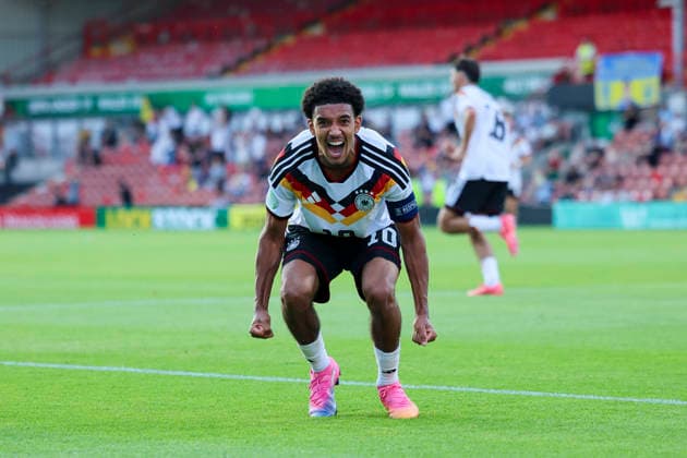 Francis Onyeka (Germany) bejubelt seinen Treffer zum 1:2, UEFA European Under-19 Championship 2026 Semi-final, Ukraine v Germany, Racecourse Ground am 08. July 2026 in Wrexham, Vereinigtes Königreich. (Foto von Marco Steinbrenner DeFodi Images) Francis Onyeka (Germany) celebrates after scoring his teams second goal, UEFA European Under-19 Championship 2026 Semi-final, Ukraine v Germany, Racecourse Ground, July 8, 2026 in Wrexham, United Kingdom. (Photo by Marco Steinbrenner DeFodi Images) - *** Francis Onyeka (Germany) celebrates his goal to make it 1–2 in the 2026 UEFA European Under-19 Championship semifinal between Ukraine and Germany, Racecourse Ground on July 8, 2026, in Wrexham, United Kingdom. Photo by Marco Steinbrenner, DeFodi Images. Francis Onyeka of Germany celebrates after scoring his team’s second goal, UEFA European Under-19 Championship 2026 Semifinal, Ukraine vs. Germany, Racecourse Ground, July 8, 2026, in Wrexham, United Kingdom. Photo by Marco Steinbrenner, DeFodi Images