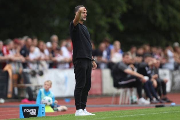 Trainer Alexander Ende (Fortuna Düsseldorf) gestikuliert, Gestik waehrend des Testspiels zwischen SC St.Tönis und Fortuna Düsseldorf, Yayla Sportpark am 08. July 2026 in Tönisvorst, Deutschland. (Foto von Oliver Kaelke DeFodi Images) +++ Trainer Alexander Ende (Fortuna Düsseldorf) gestures during the friendly match between SC St.Tönis and Fortuna Düsseldorf at Yayla Sportpark on July 8, 2026 in Tönisvorst, Germany. (Photo by Oliver Kaelke DeFodi Images) (Photo by Oliver Kaelke DeFodi Images) - *** Fortuna Düsseldorf coach Alexander Ende gestures during the friendly match between SC St. Tönis and Fortuna Düsseldorf, Yayla Sportpark on July 8, 2026, in Tönisvorst, Germany. Photo by Oliver Kaelke, DeFodi Images. Coach Alexander Ende of Fortuna Düsseldorf gestures during the friendly match between SC St. Tönis and Fortuna Düsseldorf at Yayla Sportpark on July 8, 2026 in Tönisvorst, Germany. Photo by Oliver Kaelke, DeFodi Images. Photo by Oliver Kaelke, DeFodi Images