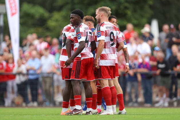 Mechak Quiala Tito (Fortuna Düsseldorf) Torjubel,jubelt mit seiner Mannschaft nach dem Treffer zum 0:3 waehrend des Testspiels zwischen SC St.Tönis und Fortuna Düsseldorf, Yayla Sportpark am 08. July 2026 in Tönisvorst, Deutschland. (Foto von Oliver Kaelke DeFodi Images) +++ Mechak Quiala Tito (Fortuna Düsseldorf) celebrates after scoring his team s third goal with teammates during the friendly match between SC St.Tönis and Fortuna Düsseldorf at Yayla Sportpark on July 8, 2026 in Tönisvorst, Germany. (Photo by Oliver Kaelke DeFodi Images) (Photo by Oliver Kaelke DeFodi Images) - *** Mechak Quiala Tito of Fortuna Düsseldorf celebrates with his teammates after scoring the team’s third goal during the friendly match between SC St. Tönis and Fortuna Düsseldorf, Yayla Sportpark on July 8, 2026, in Tönisvorst, Germany. Photo by Oliver Kaelke, DeFodi Images. Mechak Quiala Tito of Fortuna Düsseldorf celebrates with his teammates after scoring his team’s third goal during the friendly match between SC St. Tönis and Fortuna Düsseldorf at Yayla Sportpark on July 8, 2026 in Tönisvorst, Germany. Photo by Oliver Kaelke, DeFodi Images. Photo by Oliver Kaelke, DeFodi Images.