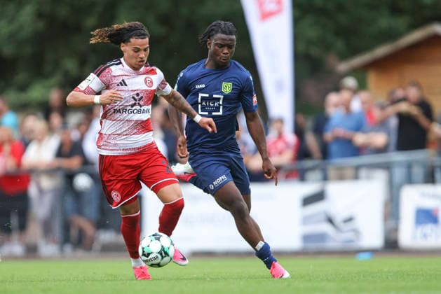 Kilian Sauck (Fortuna Düsseldorf) und Ibraim Ilazi (SC St. Tönis) im Zweikampf waehrend des Testspiels zwischen SC St.Tönis und Fortuna Düsseldorf, Yayla Sportpark am 08. July 2026 in Tönisvorst, Deutschland. (Foto von Oliver Kaelke DeFodi Images) +++ Kilian Sauck (Fortuna Düsseldorf) und Ibraim Ilazi (SC St. Tönis) battle for the ball during the friendly match between SC St.Tönis and Fortuna Düsseldorf at Yayla Sportpark on July 8, 2026 in Tönisvorst, Germany. (Photo by Oliver Kaelke DeFodi Images) (Photo by Oliver Kaelke DeFodi Images) - *** Kilian Sauck of Fortuna Düsseldorf and Ibraim Ilazi of SC St. Tönis battle for the ball during the friendly match between SC St. Tönis and Fortuna Düsseldorf at Yayla Sportpark on July 8, 2026, in Tönisvorst, Germany Photo by Oliver Kaelke, DeFodi Images Kilian Sauck of Fortuna Düsseldorf and Ibraim Ilazi of SC St. Tönis battle for the ball during the friendly match between SC St. Tönis and Fortuna Düsseldorf at Yayla Sportpark on July 8, 2026 in Tönisvorst, Germany Photo by Oliver Kaelke DeFodi Images Photo by Oliver Kaelke DeFodi Images