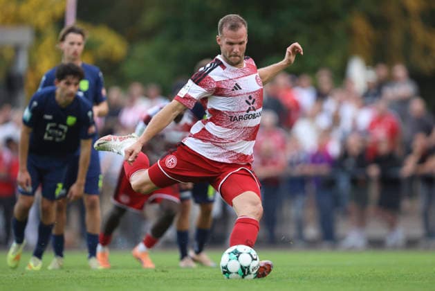 Eric Hottmann (Fortuna Düsseldorf) in Aktion, am Ball, Einzelaktion waehrend des Testspiels zwischen SC St.Tönis und Fortuna Düsseldorf, Yayla Sportpark am 08. July 2026 in Tönisvorst, Deutschland. (Foto von Oliver Kaelke DeFodi Images) +++ Eric Hottmann (Fortuna Düsseldorf) controls the ball during the friendly match between SC St.Tönis and Fortuna Düsseldorf at Yayla Sportpark on July 8, 2026 in Tönisvorst, Germany. (Photo by Oliver Kaelke DeFodi Images) (Photo by Oliver Kaelke DeFodi Images) - *** Eric Hottmann of Fortuna Düsseldorf in action, on the ball, making a solo run during the friendly match between SC St. Tönis and Fortuna Düsseldorf, Yayla Sportpark on July 8, 2026, in Tönisvorst, Germany. Photo by Oliver Kaelke, DeFodi Images. Eric Hottmann of Fortuna Düsseldorf controls the ball during the friendly match between SC St. Tönis and Fortuna Düsseldorf at Yayla Sportpark on July 8, 2026 in Tönisvorst, Germany Photo by Oliver Kaelke DeFodi Images Photo by Oliver Kaelke DeFodi Images