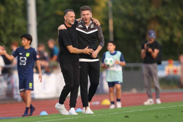 Trainer Alexander Ende (Fortuna Düsseldorf) und Trainer Bekim Kastrati (SC St. Tönis) sprechen miteinander waehrend des Testspiels zwischen SC St.Tönis und Fortuna Düsseldorf, Yayla Sportpark am 08. July 2026 in Tönisvorst, Deutschland. (Foto von Oliver Kaelke DeFodi Images) +++ Trainer Alexander Ende (Fortuna Düsseldorf) und Trainer Bekim Kastrati (SC St. Tönis) talk to each other during the friendly match between SC St.Tönis and Fortuna Düsseldorf at Yayla Sportpark on July 8, 2026 in Tönisvorst, Germany. (Photo by Oliver Kaelke DeFodi Images) (Photo by Oliver Kaelke DeFodi Images) - *** Fortuna Düsseldorf coach Alexander Ende and SC St. Tönis coach Bekim Kastrati talk to each other during the friendly match between SC St. Tönis and Fortuna Düsseldorf at Yayla Sportpark on July 8, 2026, in Tönisvorst, Germany Photo by Oliver Kaelke DeFodi Images Coach Alexander Ende of Fortuna Düsseldorf and Coach Bekim Kastrati of SC St. Tönis talk to each other during the friendly match between SC St. Tönis and Fortuna Düsseldorf at Yayla Sportpark on July 8, 2026 in Tönisvorst, Germany Photo by Oliver Kaelke DeFodi Images Photo by Oliver Kaelke DeFodi Images