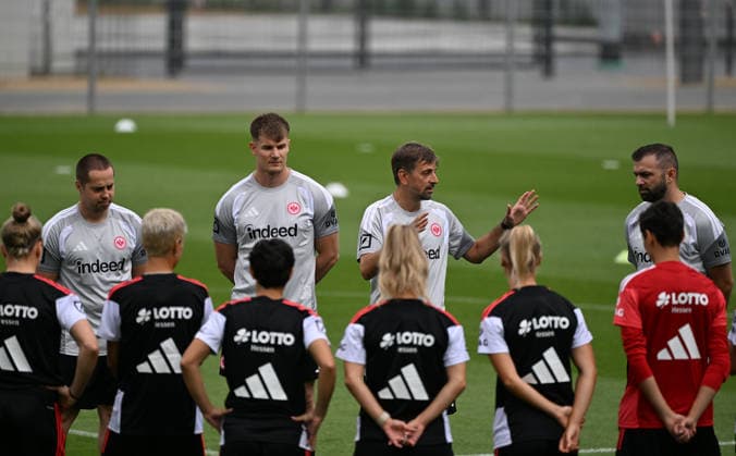08.07.2026, xjhx, Fussball Google Pixel Frauen-Bundesliga, Eintracht Frankfurt - Training v.l. Trainer Niko Arnautis (Eintracht Frankfurt Frauen) gibt Anweisungen Frankfurt am Main *** July 8, 2026, xjhx, Soccer, Google Pixel, Women s Bundesliga, Eintracht Frankfurt Training: Coach Niko Arnautis gives instructions to the Eintracht Frankfurt women s team, Frankfurt am Main