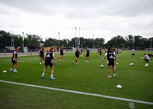 08.07.2026, xjhx, Fussball Google Pixel Frauen-Bundesliga, Eintracht Frankfurt - Training v.l. warmup vor dem Training Frankfurt am Main *** July 8, 2026, xjhx, Soccer, Google Pixel, Women s Bundesliga, Eintracht Frankfurt Training: Warm-up Before Practice, Frankfurt am Main
