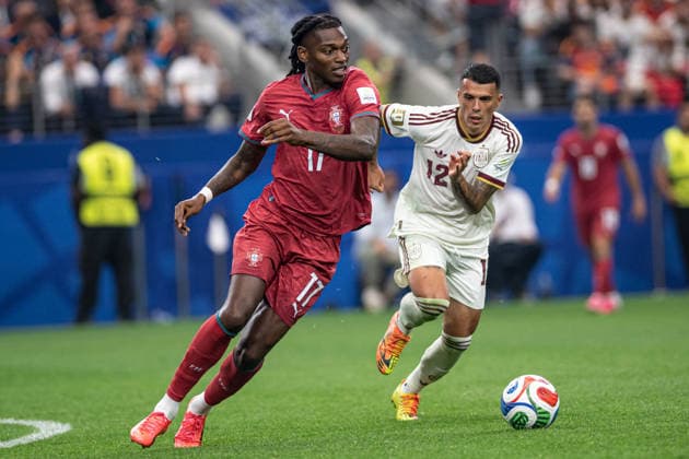 Rafael Leao of Portugal and Pedro Porro of Spain fight for possession during the FIFA World Cup, WM, Weltmeisterschaft, Fussball 2026 Round of 16 match between Portugal and Spain at Dallas Stadium on July 6th, 2026, in Dallas, Texas, United States. (Photo by Riquelve Nata Sports Press Photo) Copyright: xRiquelvexNata SportsxPressxPhotox Sportspressphoto_SPR187800