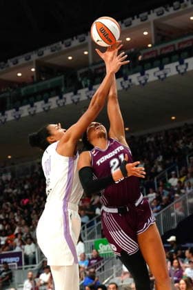 July 8, 2026, Toronto, On, CAN: Toronto Tempo forward Isabelle Harrison (21) shoots on Golden State Valkyries Kiah Stokes (41) during first half WNBA, Basketball Damen, USA basketball action in Toronto on Wednesday, July 8, 2026. Canada News - July 8, 2026  - ZUMAc35_ 20260708_zaf_c35_053 Copyright: xChrisxYoungx