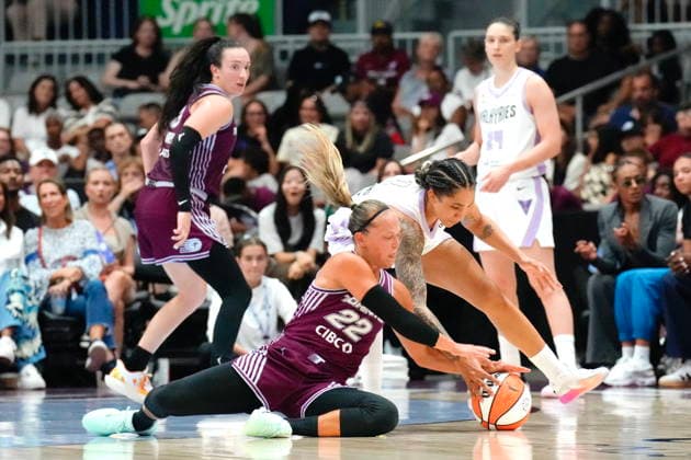 July 8, 2026, Toronto, On, CAN: Toronto Tempo Julie Allemand (22) battles for a loose ball with Golden State Valkyries Gabby Williams (1) during first half WNBA, Basketball Damen, USA basketball action in Toronto on Wednesday, July 8, 2026. Canada News - July 8, 2026  - ZUMAc35_ 20260708_zaf_c35_054 Copyright: xChrisxYoungx