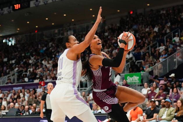 July 8, 2026, Toronto, On, CAN: Toronto Tempo Isabelle Harrison (21) drives to the net on Golden State Valkyries Kiah Stokes (41) during first half WNBA, Basketball Damen, USA basketball action in Toronto on Wednesday, July 8, 2026. Canada News - July 8, 2026  - ZUMAc35_ 20260708_zaf_c35_058 Copyright: xChrisxYoungx