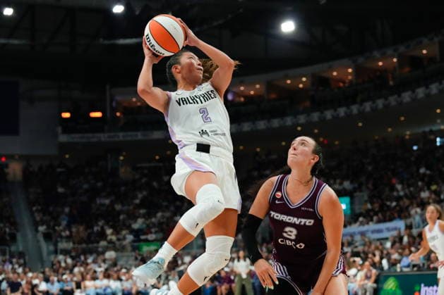 July 8, 2026, Toronto, On, CAN: Golden State Valkyries guard Kaitlyn Chen (2) shoots on Toronto Tempo guard Marina Mabrey (3) during second half WNBA, Basketball Damen, USA basketball action in Toronto on Wednesday, July 8, 2026. Canada News - July 8, 2026  - ZUMAc35_ 20260708_zaf_c35_066 Copyright: xChrisxYoungx