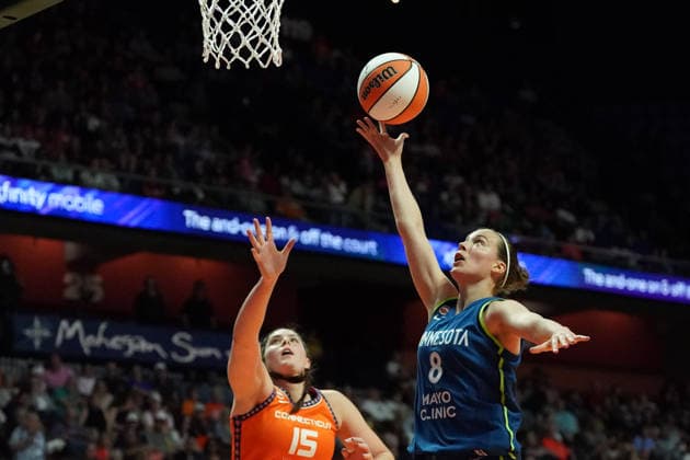 July 8, 2026, Uncasville, Connecticut, USA: Minnesota Lynx guard Antonia Delaere (8) goes up for a shot as Connecticut Sun forward Raegan Beers (15) defends during the game at Mohegan Sun Arena. WNBA, Basketball Damen, USA 2026: Minnesota Lynx At Connecticut Sun  - ZUMAw109 20260708_fap_w109_005 Copyright: xDebbyxWongx