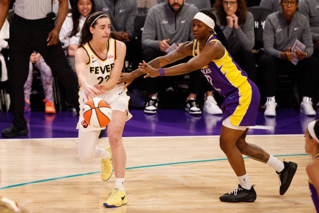 LOS ANGELES, CA - JULY 8: Indiana Fever guard Caitlin Clark (22) passes the ball during the Indiana Fever at Los Angeles Sparks WNBA, Basketball Damen, USA game on July 08, 2026, at Crypto.com Arena in Los Angeles, CA. (Photo by Jevone Moore Icon Sportswire) WNBA: JUL 08 Indiana Fever at Los Angeles Sparks EDITORIAL USE ONLY Icon20260708005