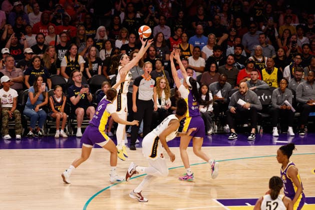 LOS ANGELES, CA - JULY 8: Indiana Fever guard Caitlin Clark (22) shoots from deep during the Indiana Fever at Los Angeles Sparks WNBA, Basketball Damen, USA game on July 08, 2026, at Crypto.com Arena in Los Angeles, CA. (Photo by Jevone Moore Icon Sportswire) WNBA: JUL 08 Indiana Fever at Los Angeles Sparks EDITORIAL USE ONLY Icon20260708031