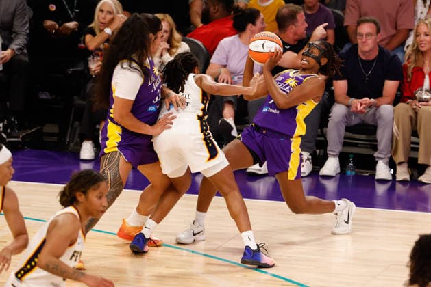 LOS ANGELES, CA - JULY 8: Los Angeles Sparks guard Ariel Atkins (7) gets pinned during the Indiana Fever at Los Angeles Sparks WNBA, Basketball Damen, USA game on July 08, 2026, at Crypto.com Arena in Los Angeles, CA. (Photo by Jevone Moore Icon Sportswire) WNBA: JUL 08 Indiana Fever at Los Angeles Sparks EDITORIAL USE ONLY Icon20260708037