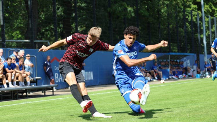 09.07.2026, xrekx, Fussball Testspiel , Karlsruher SC - SGV Freiberg v.l. Tino Bradara (SGV Freiberg) Jassin Manai (Karlsruher SC) Zweikampf, Aktion, action, battle for the ball (DFL DFB REGULATIONS PROHIBIT ANY USE OF PHOTOGRAPHS as IMAGE SEQUENCES and or QUASI-VIDEO) Karlsruhe *** July 9, 2026, xrekx, Soccer Friendly Match, Karlsruher SC vs. SGV Freiberg, Tino Bradara (SGV Freiberg) vs. Jassin Manai (Karlsruher SC), tackle, action, battle for the ball. DFL and DFB regulations prohibit any use of photographs as image sequences and or quasi-video. Karlsruhe