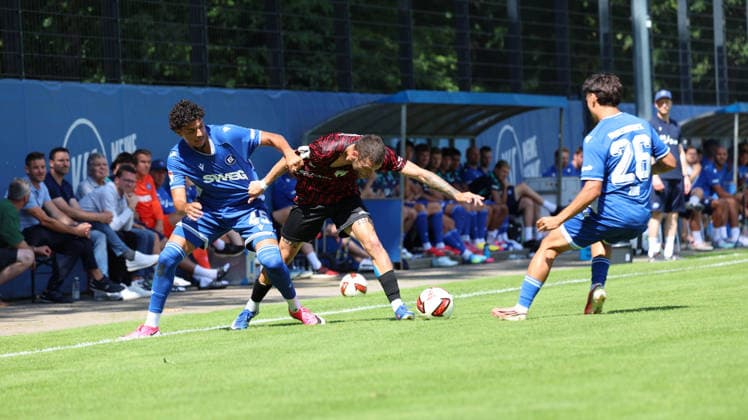 09.07.2026, xrekx, Fussball Testspiel , Karlsruher SC - SGV Freiberg v.l. Jassin Manai (Karlsruher SC) Leon Peto (SGV Freiberg) Zweikampf, Aktion, action, battle for the ball (DFL DFB REGULATIONS PROHIBIT ANY USE OF PHOTOGRAPHS as IMAGE SEQUENCES and or QUASI-VIDEO) Karlsruhe *** July 9, 2026, xrekx, Soccer Friendly Match, Karlsruher SC vs. SGV Freiberg, Jassin Manai (Karlsruher SC), Leon Peto (SGV Freiberg), tackle, action, battle for the ball. DFL and DFB regulations prohibit any use of photographs as image sequences and or quasi-video. Karlsruhe