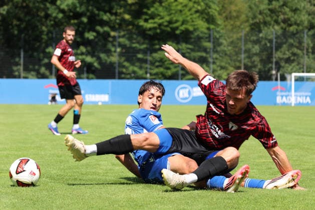 09.07.2026, xrekx, Fussball Testspiel , Karlsruher SC - SGV Freiberg v.l. Danyal Zor (Karlsruher SC) Lukas Laupheimer (SGV Freiberg) Zweikampf, Aktion, action, battle for the ball (DFL DFB REGULATIONS PROHIBIT ANY USE OF PHOTOGRAPHS as IMAGE SEQUENCES and or QUASI-VIDEO) Karlsruhe *** July 9, 2026, xrekx, Soccer Friendly Match, Karlsruher SC vs. SGV Freiberg, Danyal Zor (Karlsruher SC) and Lukas Laupheimer (SGV Freiberg) in a tackle, action, battle for the ball. DFL and DFB regulations prohibit any use of photographs as image sequences and or quasi-video. Karlsruhe