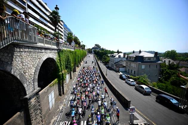 Tour de France 2026 Stage 6 GAVARNIE-CEDRE, FRANCE - JULY 09 : illustration picture peloton at the start during stage 6 of the 113rd edition of Tour de France an UCI World Tour 2.UWT cycling road race stage for Men Elite of 186 km with start in Pau and finish in Gavarnie-Cedre on July 9, 2026 in Gavarnie-Cedre, France, 09 07 2026 ( Motordriver Kurt Vandenborre - Gavarnie-Cedre France  Copyright: xTomasxSiskx