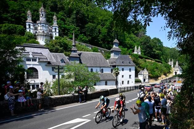 Tour de France 2026 Stage 6 GAVARNIE-CEDRE, FRANCE - JULY 09 : Pedersen Mads (DEN) of Lidl - Trek, Artz Huub (NED) of Lotto - Intermarche and Campenaerts Victor (BEL) of Team Visma Lease a Bike during stage 6 of the 113rd edition of Tour de France an UCI World Tour 2.UWT cycling road race stage for Men Elite of 186 km with start in Pau and finish in Gavarnie-Cedre on July 9, 2026 in Gavarnie-Cedre, France, 09 07 2026 ( Motordriver Kurt Vandenborre - Gavarnie-Cedre France  Copyright: xTomasxSiskx