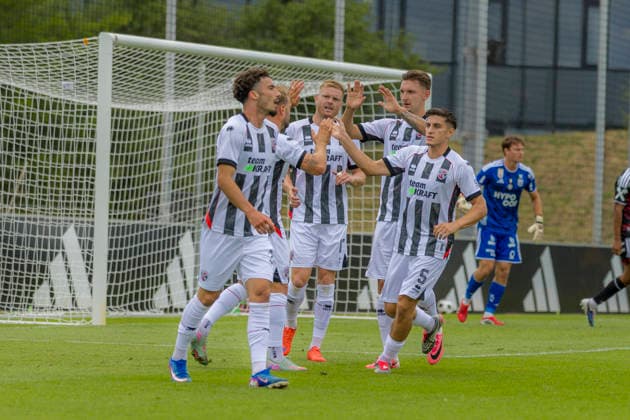 Herzogenaurach, Deutschland 09. Juli 2026: Testspiel - 2026 2027 - FC Ingolstadt 04 gegen LASK Linz Im Bild: in der Traube Torschütze Yannick Deichmann (FCI) jubelt nach seinem Tor zum 1:0 mit seinen Mannschaftskollegen, Adi Dassler Sportplatz Bayern *** Herzogenaurach, Germany, July 9, 2026: 2026-2027 preseason match between FC Ingolstadt 04 and LASK Linz. Pictured in the crowd: goal scorer Yannick Deichmann of FCI celebrates with his teammates after scoring the 1-0 goal, Adi Dassler Sports Field, Bavaria Copyright: xFotostandx xSchäferx