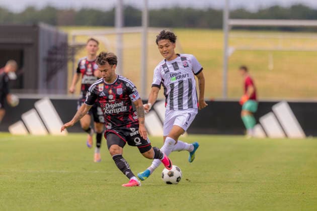 Herzogenaurach, Deutschland 09. Juli 2026: Testspiel - 2026 2027 - FC Ingolstadt 04 gegen LASK Linz Im Bild: v. li. im Zweikampf Sascha Horvath (LASK) und Jong-min Seo (FCI) Adi Dassler Sportplatz Bayern *** Herzogenaurach, Germany, July 9, 2026, Friendly Match 2026–2027: FC Ingolstadt 04 vs. LASK Linz. Pictured, from left, in a tackle: Sascha Horvath (LASK) and Jong-min Seo (FCI) at Adi Dassler Sportplatz Bayern. Copyright: xFotostandx xSchäferx