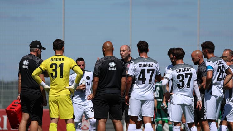 09.07.2026, xrekx, Fussball Testspiel, SV Wehen Wiesbaden - FC 08 Homburg v.l. Trinkpause Daniel Scherning, Trainer (SV Wehen Wiesbaden) gibt Anweisungen, gestikuliert, mit den Armen gestikulieren gives instructions, gesticulate (DFL DFB REGULATIONS PROHIBIT ANY USE OF PHOTOGRAPHS as IMAGE SEQUENCES and or QUASI-VIDEO) Taunustein-Wehen *** July 9, 2026, xrekx, Soccer Friendly Match, SV Wehen Wiesbaden vs. FC 08 Homburg: Daniel Scherning takes a drink break, SV Wehen Wiesbaden coach gives instructions, gesticulates, gesticulates with his arms; DFL and DFB regulations prohibit any use of photographs as image sequences and or quasi-video; Taunustein, Wehen